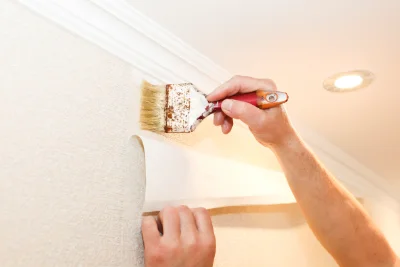 Pose de papier peint à Corneilla-del-Vercol — revêtements muraux et toiles de verre